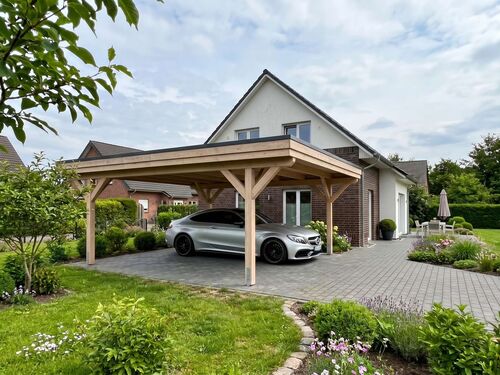 Doppelcarport mit einem Auto neben dem Haus